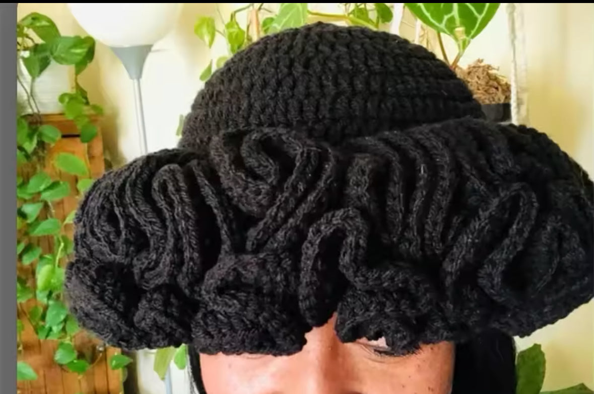 KNITTED RUFFLED HAT