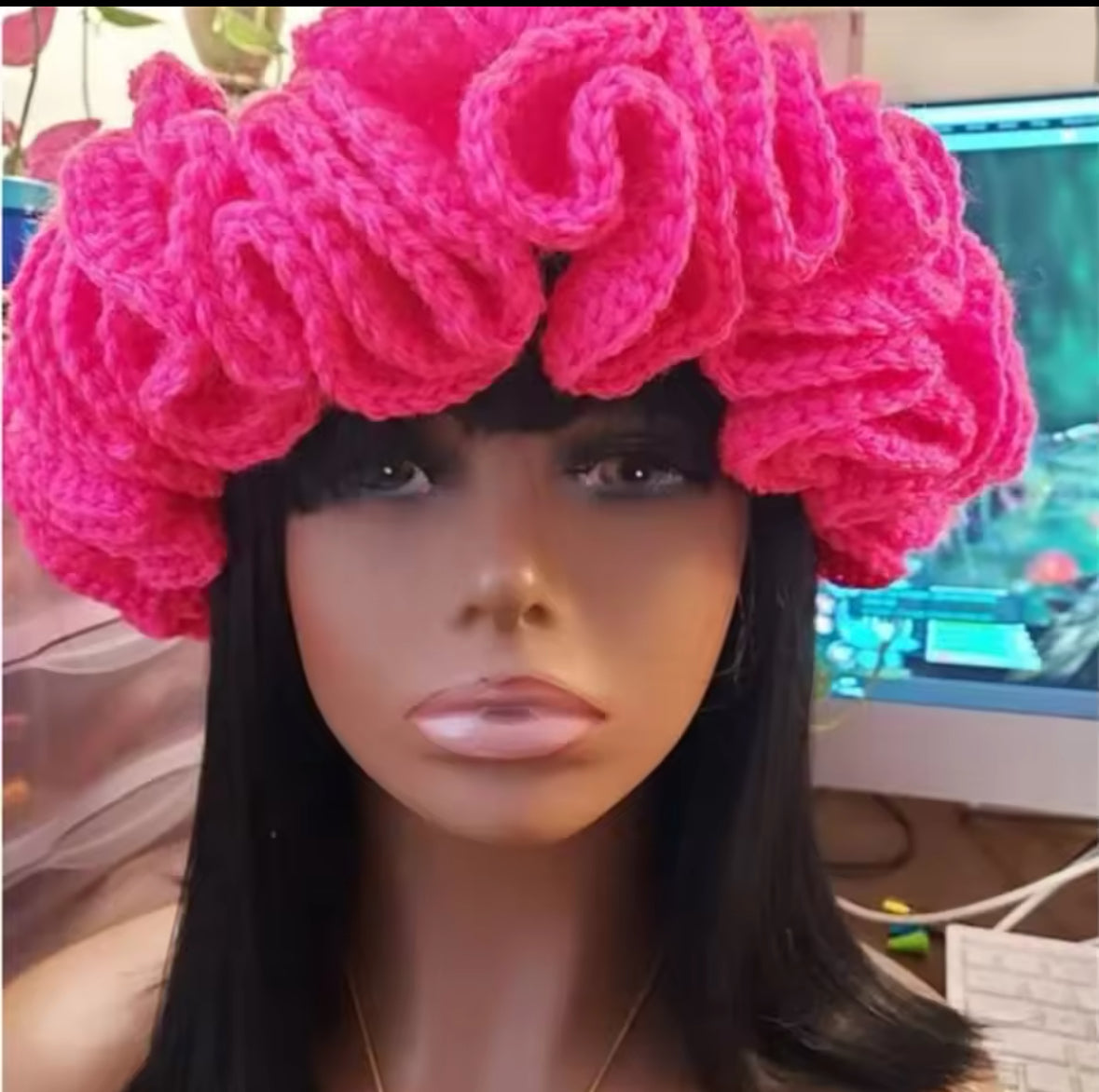 KNITTED RUFFLED HAT
